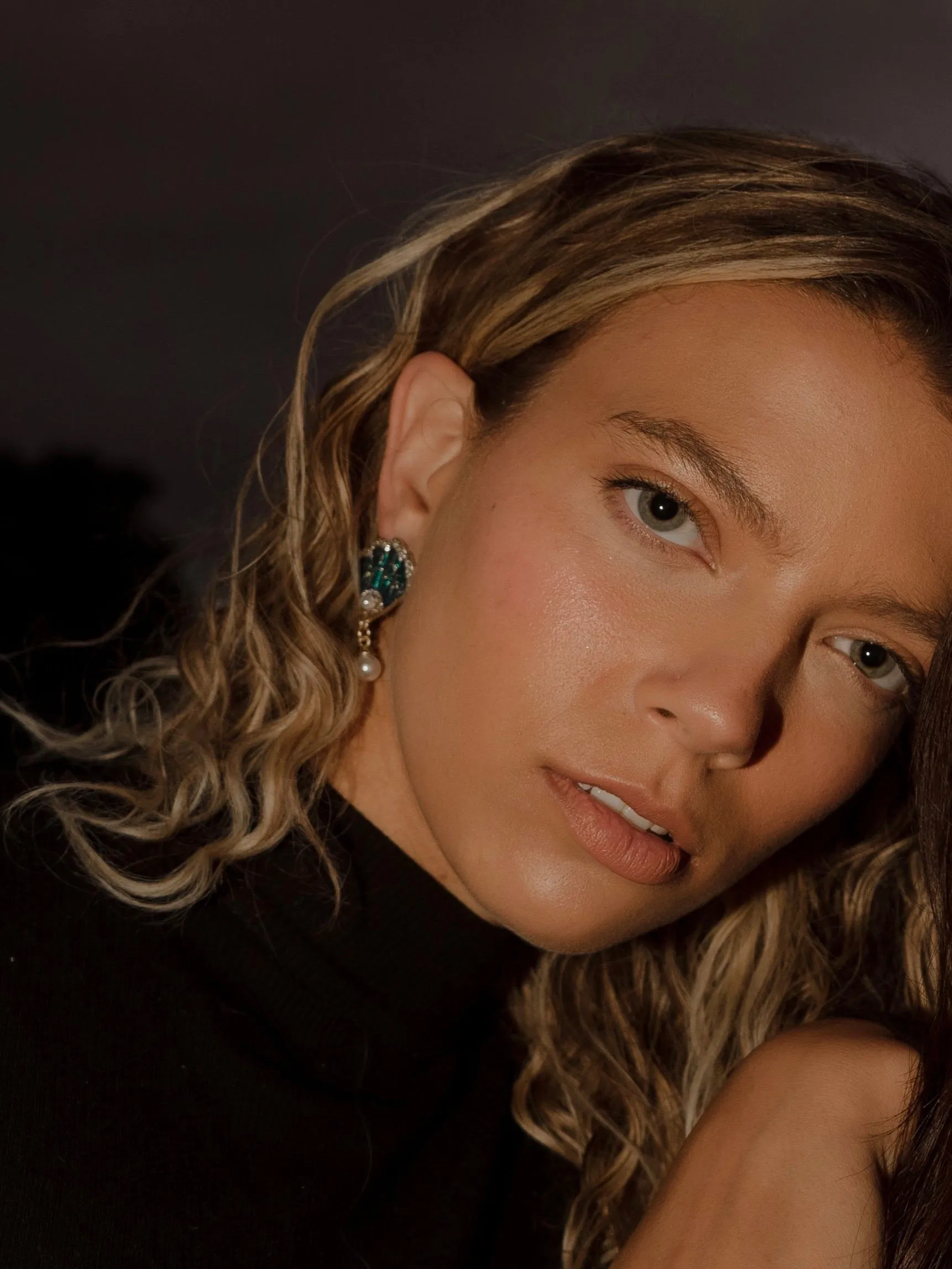Brisé Fan with Pearl Gold Drop Earrings