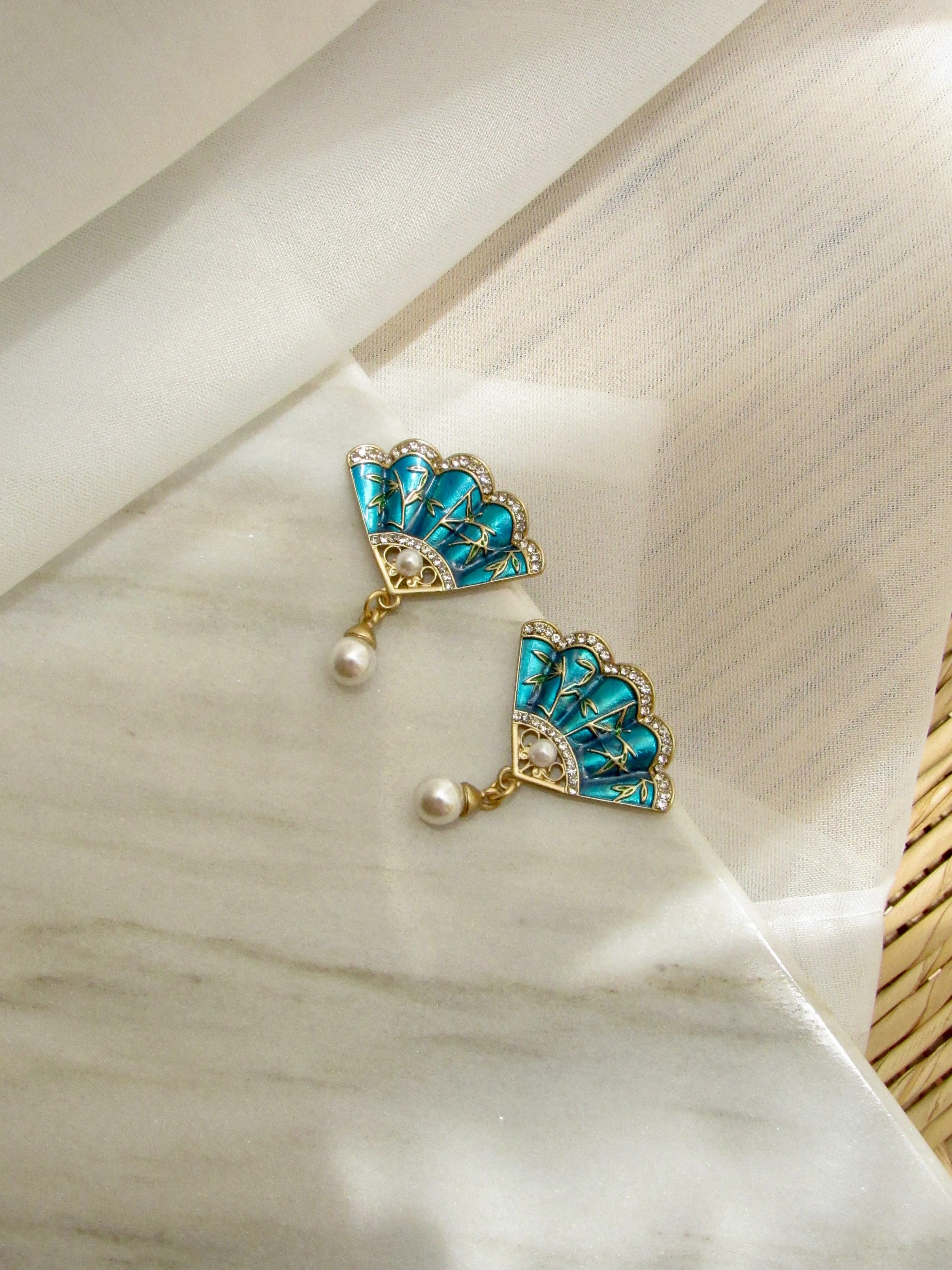 Brisé Fan with Pearl Gold Drop Earrings