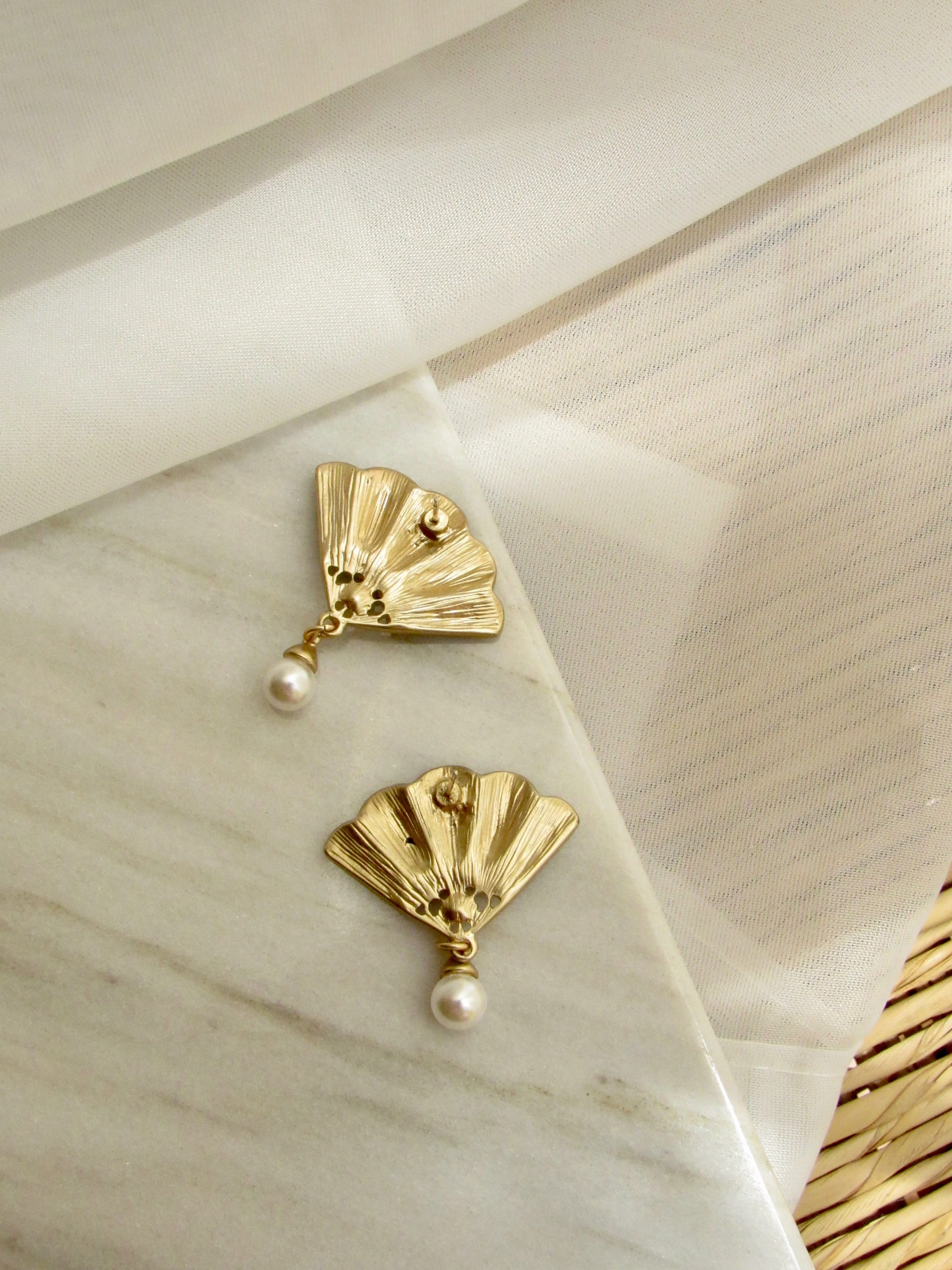 Brisé Fan with Pearl Gold Drop Earrings