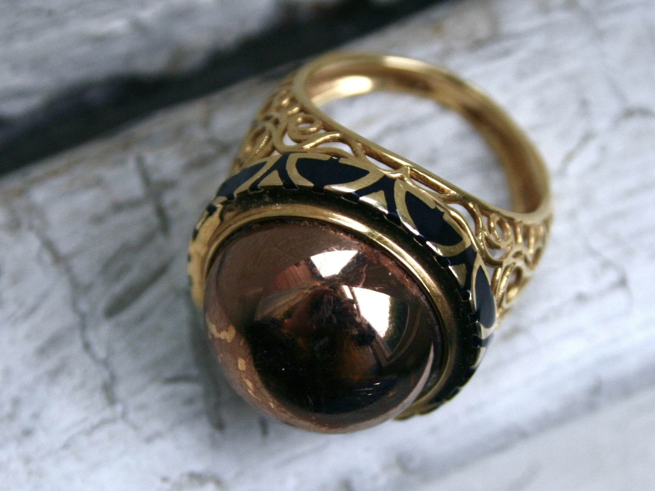 Cool Retro Vintage 14K Yellow Gold Ring with Enamel .
