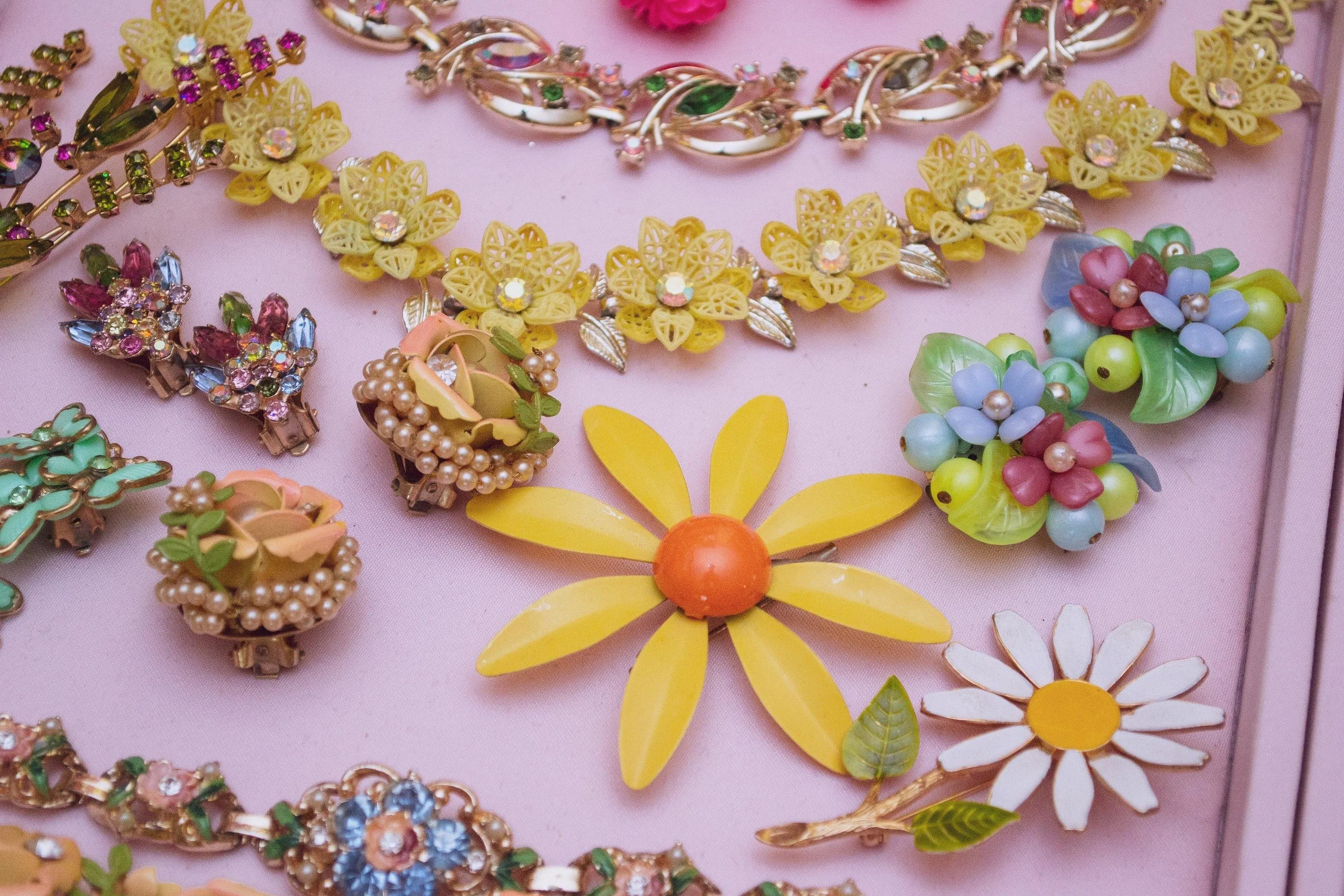 Vintage 1950s Retro Painted Enamel White and Yellow Daisy Brooch