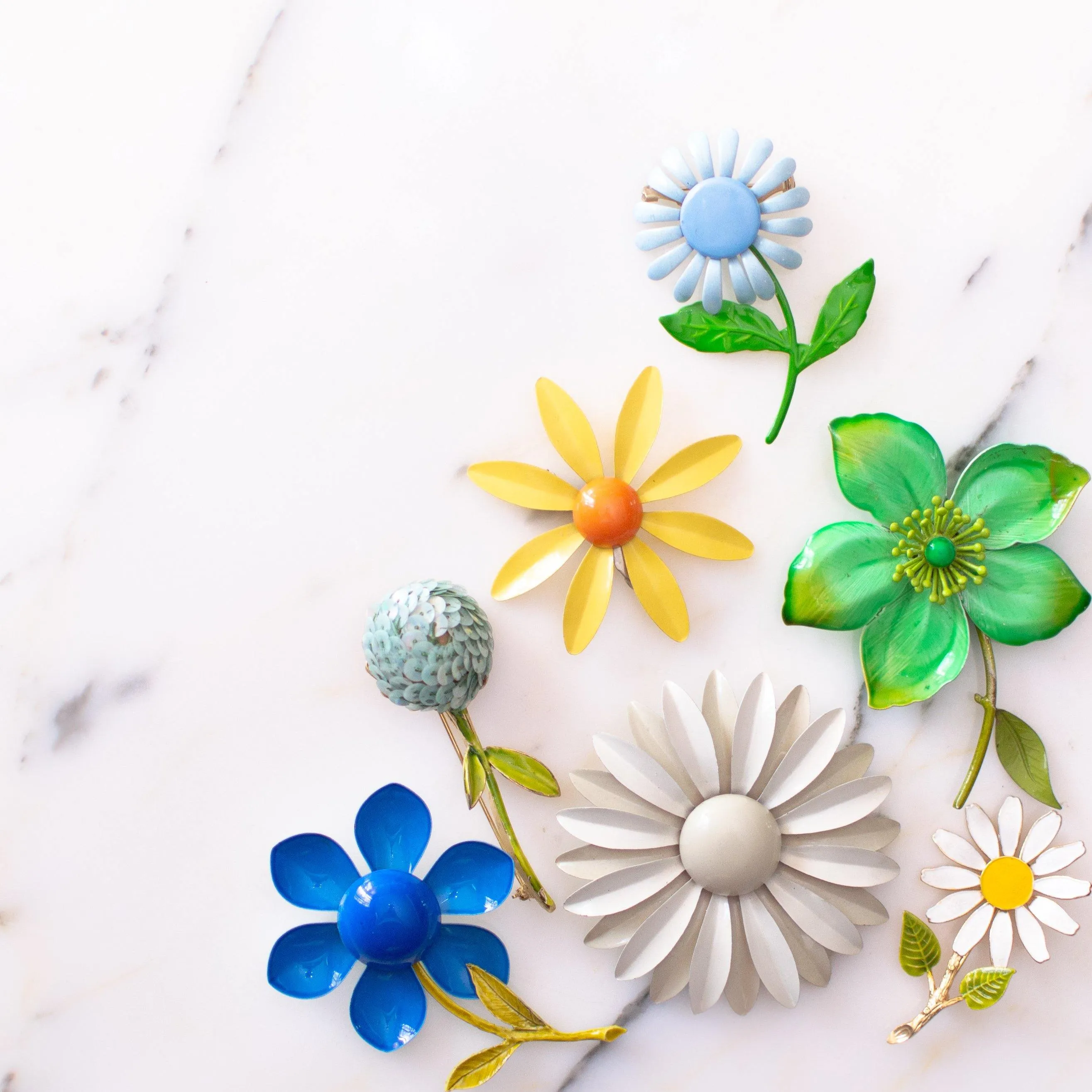 Vintage 1950s Retro Painted Enamel White and Yellow Daisy Brooch