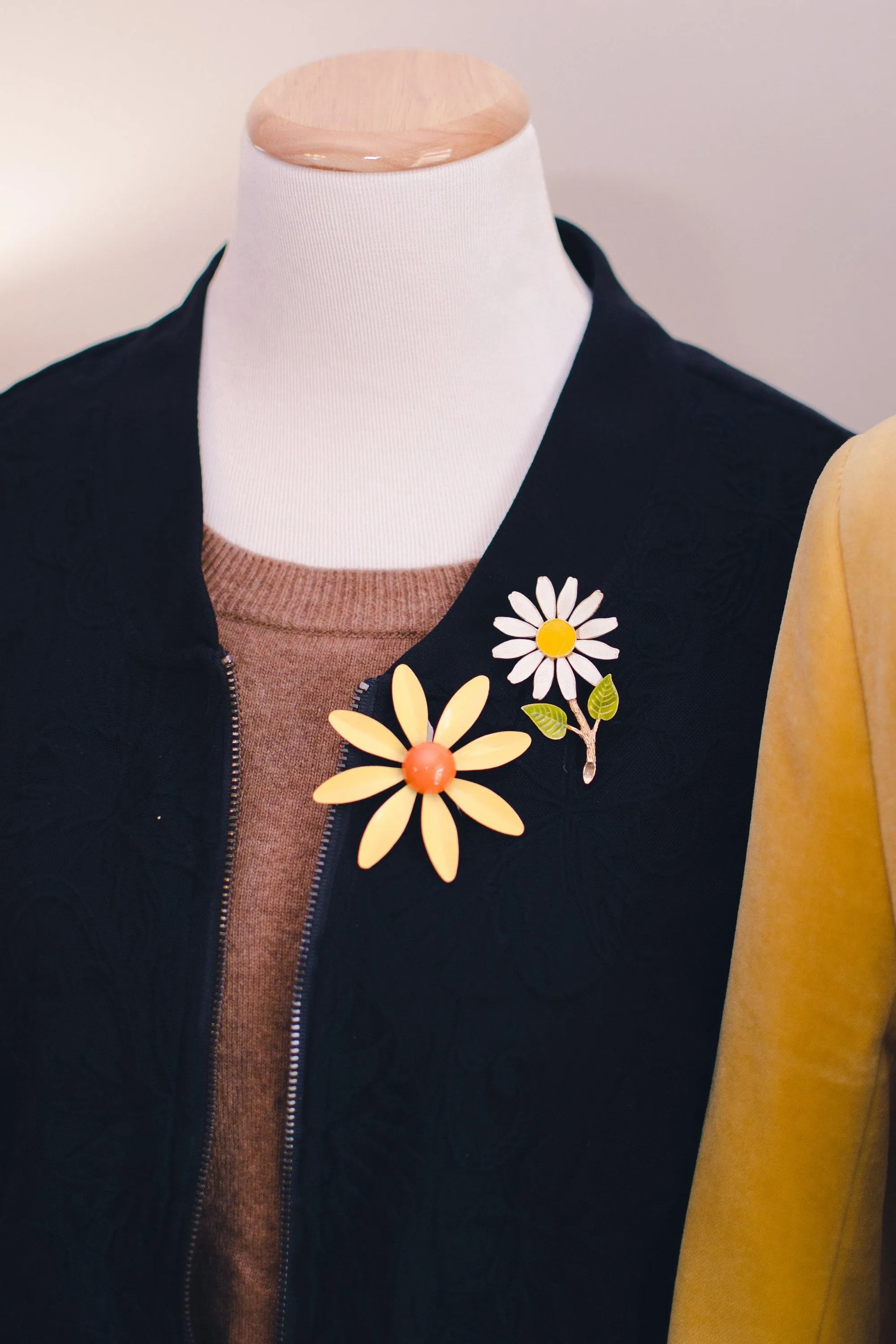 Vintage 1950s Retro Painted Enamel White and Yellow Daisy Brooch