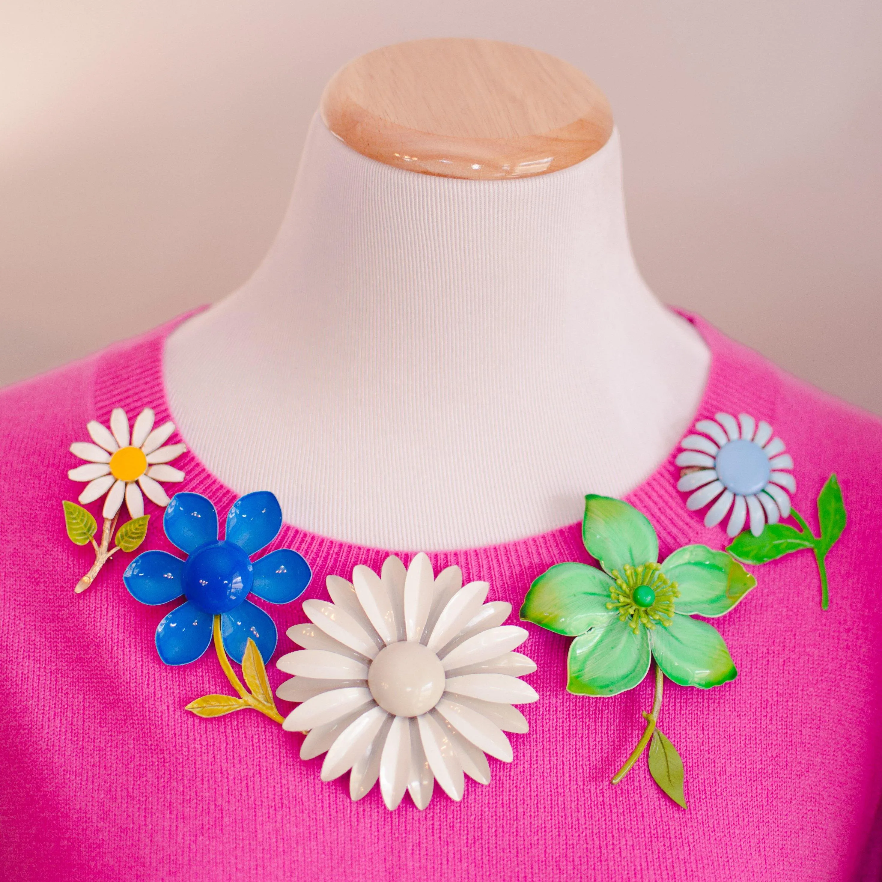 Vintage 1950s Retro Painted Enamel White and Yellow Daisy Brooch